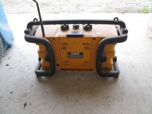 lot 165 image: DEWALT Heavy-Duty Worksite Radio Charger