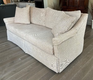 lot 10 image: Sensational Sofa  Couch by Sherrill Furniture