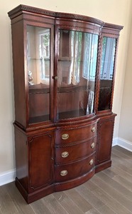 lot 6 image: Beautiful Bow Front Hutch  Display Cabinet