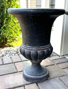 lot 102 image: Two Pretty Resin Planters