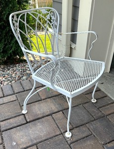 lot 114 image: White Metal Patio Chair