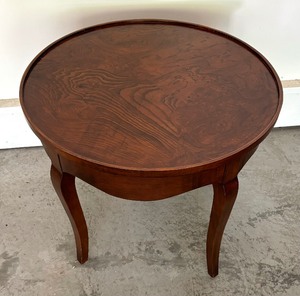 lot 116 image: Elegant Vintage Accent Table