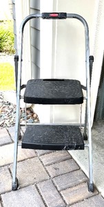 lot 132 image: Rubbermaid Foldable Step Stool