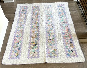 lot 38 image: Beautiful Quilt