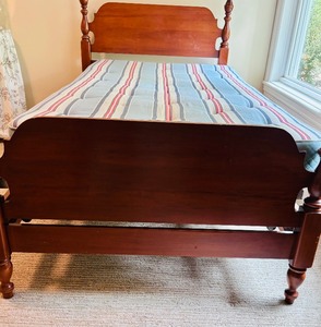 lot 61 image: Vintage Two Twin Beds by Slumber King  Very Unique