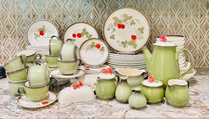 lot 56 image: Large Set of Vintage Metlox Strawberry Poppy Trail, 12 Place Setting