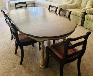 lot 8 image: Gorgeous Dining Table and Chairs