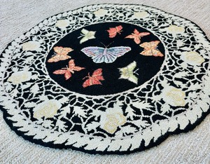 lot 46 image: Lovely Scalloped Round Rug with Beautiful Butterfly Design