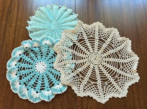 lot 171 image: Variety of Vintage Lace Linens