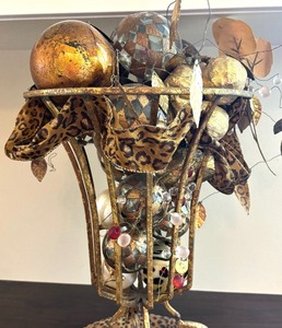 lot 173 image: Dazzling Decor