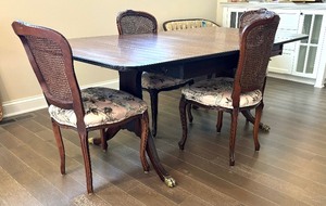 lot 17 image: Vintage Duncan Phyfe Style  Drop Leaf Dining Table with Four Chairs