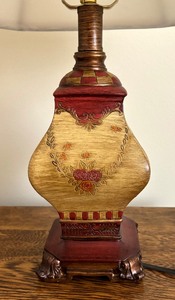 lot 207 image: Lovely Table Lamp