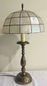 lot 190 image: Vintage Brass and Capiz Shell Style Table Lamp