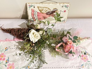 lot 198 image: Assortment of Pretty Decor  More