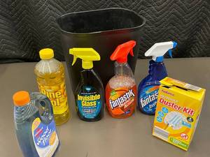 lot 99 image: Cleaning Supplies Lot with Trash Bin