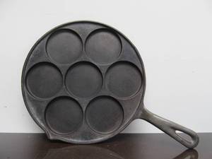lot 14 image: Vintage GRISWOLD No. 34 Cast Iron Plett Pan