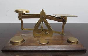 lot 16 image: Small Vintage Brass Postal Scale wWeights