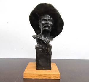 lot 28 image: Very Nice Vintage FREDERIC REMINGTON Bronze Bust Sculpture - The Sergeant