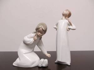 lot 51 image: Pair od Signed LLADRO Porcelain Figurines - Girls in Nightgowns