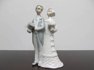 lot 52 image: Signed LLADRO Porcelain Figurine - Wedding Couple