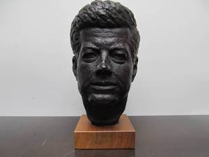 lot 70 image: Smaller Vintage 1960s JFK Kennedy Bust Sculpture