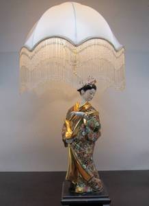 lot 75 image: Beautiful Large Hand Painted Porcelain Oriental Geisha Girl Table Lamp