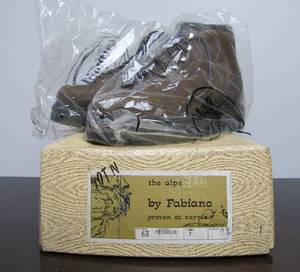lot 80 image: NOS Vintage The Alps Hiking Boots by Fabiano - Made in Italy - Size 8.5