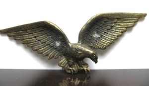 lot 103 image: Heavy Vintage Brass Eagle Wall Sculpture