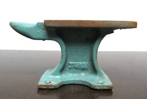 lot 104 image: Small Vintage 1950s era Iron Anvil