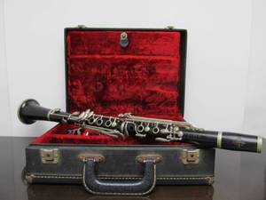 lot 124 image: Old Vintage French Clarinet wCase