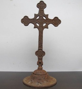 lot 135 image: Larger Vintage Cast Iron Cross
