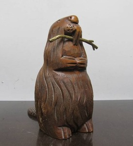 lot 136 image: Very Cool Vintage Folk Art Carved Beaver wBrass Stick