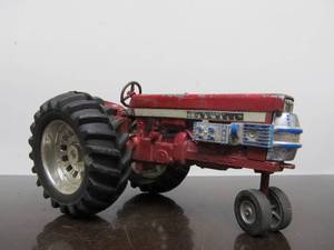 lot 140 image: Vintage Farmall Diecast Metal Tractor