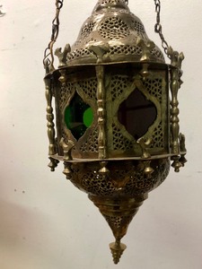 lot 362 image: Great Look Ornate Vintage Moroccan Pierced Brass Lantern Lamp
