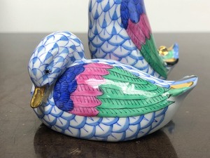 lot 371 image: Signed HEREND Porcelain Fishnet Pattern Pair of Ducks Figurine