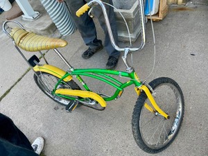 lot 4 image: Awesome Vintage 1970s Schwinn STINGRAY Bicycle - John Deere Colors