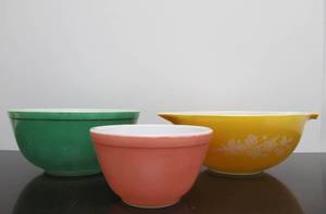 lot 199 image: Vintage PYREX 3 Colorful Mixing Bowls