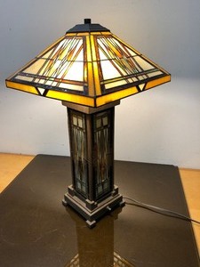 lot 413 image: Frank Lloyd Wright Style Stained Glass Table Lamp