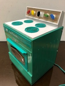 lot 415 image: Working Vintage SUZY HOMEMAKER Toy Oven 