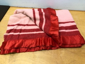 lot 424 image: Very Nice Vintage Wool WARMBILT Lifetime Blanket