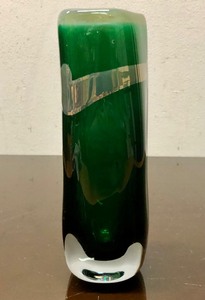 lot 433 image: Beautiful Signed Green Art Glass Vase by Robert Doring
