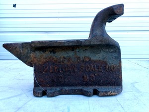 lot 375 image: Antique American Scale Company Iron Anvil