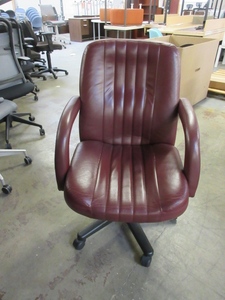 lot 216 image: GLOLBAL  UPHOLSTERY LEATHER CONFERENCE CHAIRS WITH ARMS