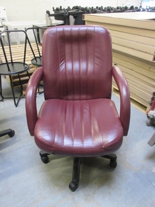 lot 217 image: GLOBAL UPHOLSTERY LEATHER CONFERENCE CHAIRS WITH ARMS