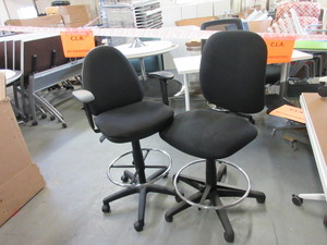 lot 221 image: HEIGHT ADJUSTABLE UPHOLSTERED DRAFTING STOOLS