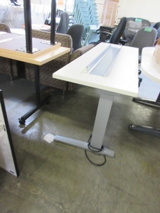lot 135 image: HERMAN MILLER SIT STAND WORK TABLE