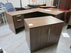 lot 151 image: WOOD TONE DESK WITH RETURN AND STORAGE CABINET