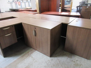lot 152 image: WOOD TONE DESK WITH A RETURN AND STORAGE CABINET AND EXTRA SIDE SURFACE UNIT