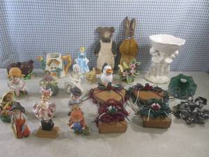 lot 15 image: (CS) Assorted Vintage Figures...