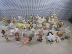 lot 17 image: (A-3) Assorted Vintage Figures...